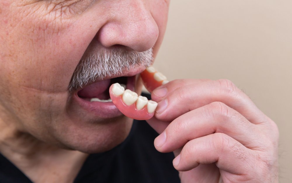 Undgå dårlig ånde med tandproteser